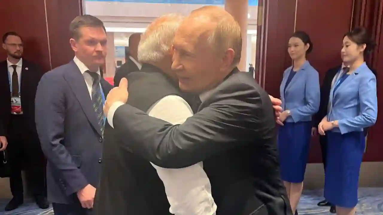 पुतिन से गले मिले PM, शी से हाथ मिलाया, चीन में दिखी दोस्ती